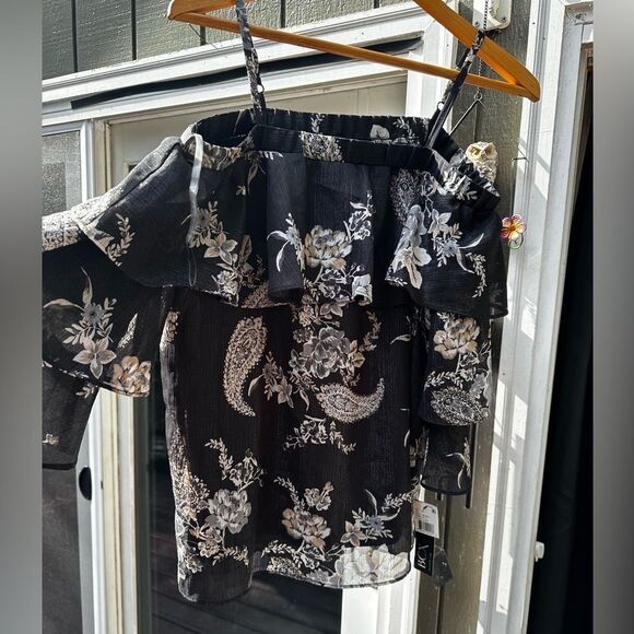 BCX Black and White Floral Top with a cool Goldish sheen - Picture 1 of 12